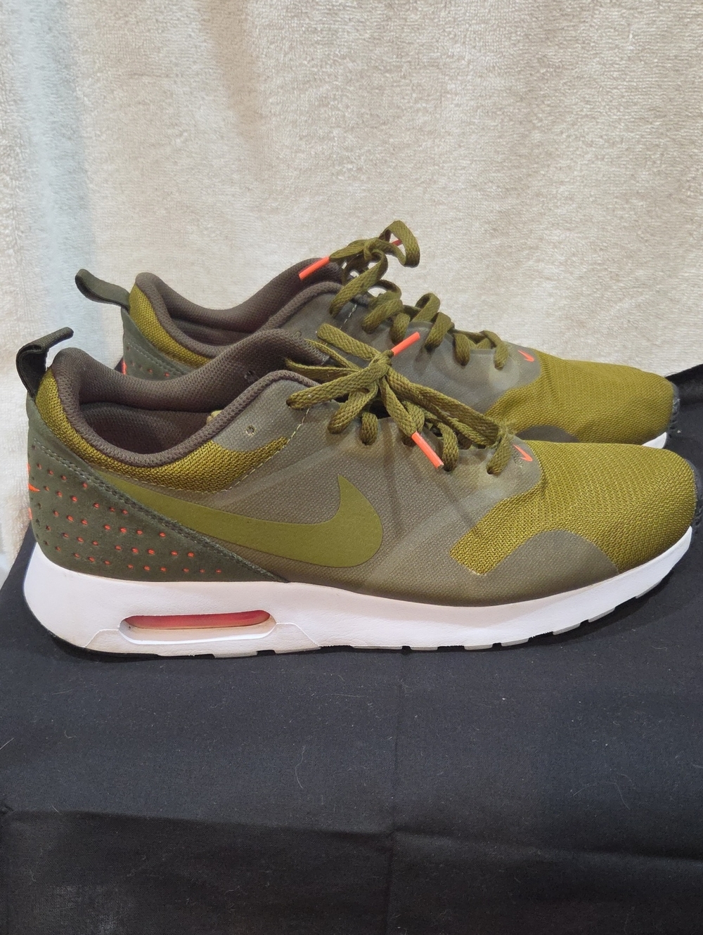 NIKE AIR MAX TAVAS OLIVE FLAK SNEAKERS